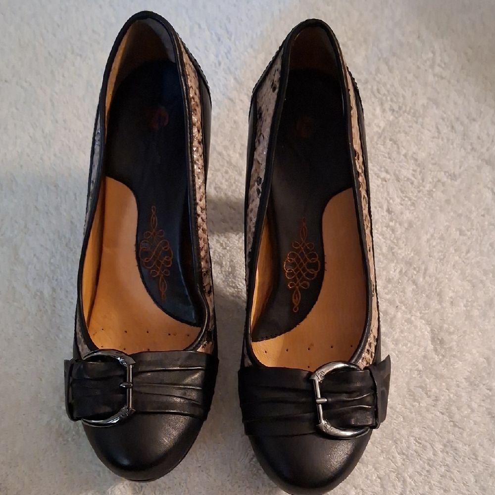 Blondo Black Leather Heelsโ with Buckle